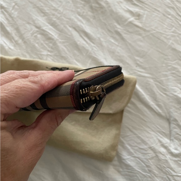 Like New! Authentic Burberry Wallet - Picture 7 of 15
